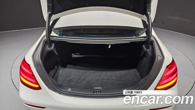 Mercedes-Benz E-Class 2018 — Şəkil 18/20