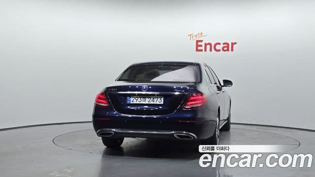 Mercedes-Benz E-Class 2018 — ფოტო 19/20