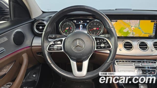 Mercedes-Benz E-Class 2018 — ფოტო 15/20