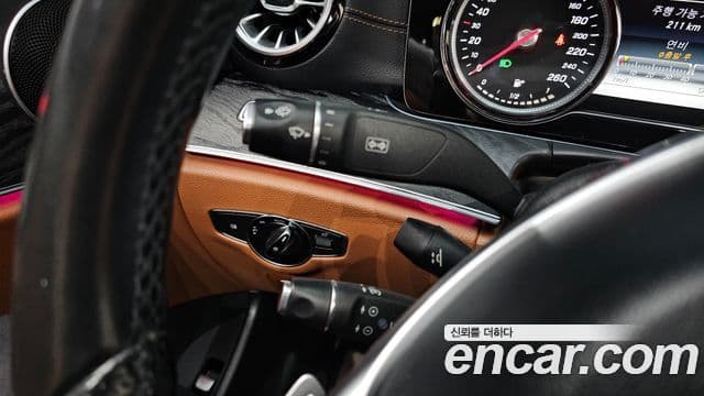 Mercedes-Benz E-Class 2018 — ფოტო 14/20