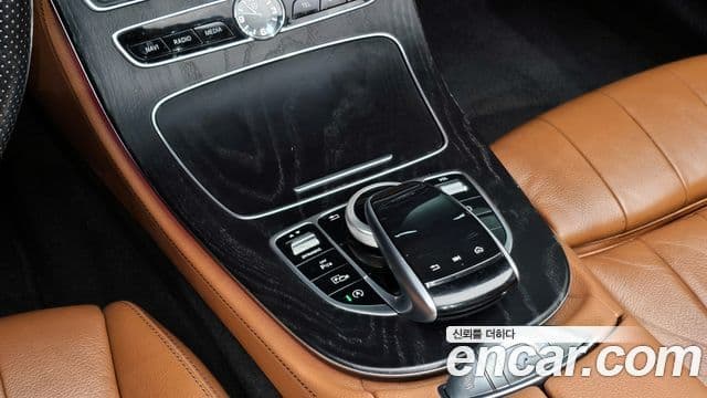 Mercedes-Benz E-Class 2018 — ფოტო 17/20
