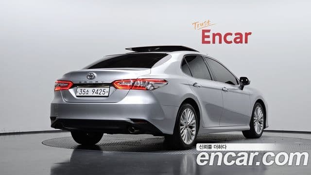 Toyota Camry 2018 — Şəkil 15/20
