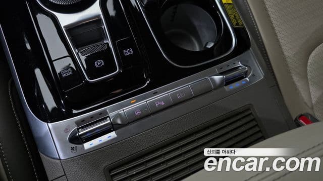 Kia Carnival 2023 — ფოტო 19/20
