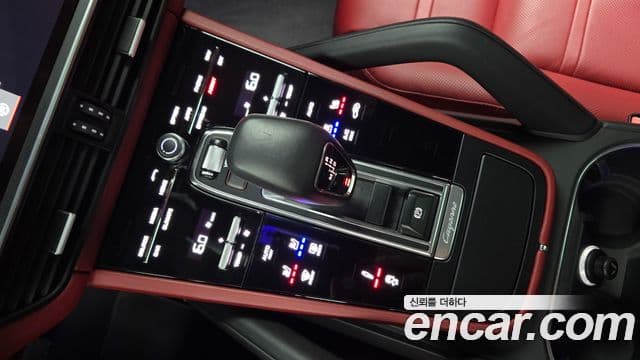 Porsche Cayenne 2020 — ფოტო 7/20