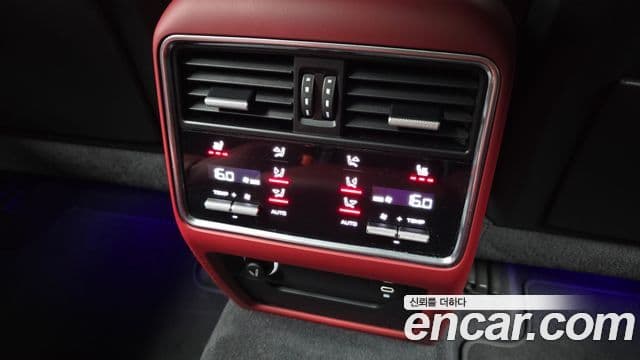 Porsche Cayenne 2020 — Photo 17/35