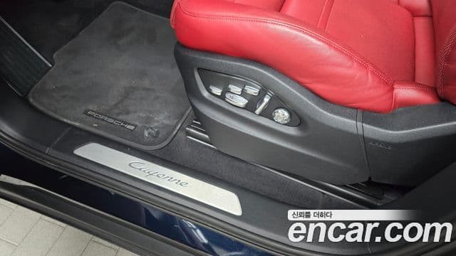 Porsche Cayenne 2020 — Photo 24/35