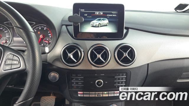 Mercedes-Benz B-Class 2018 — ფოტო 25/30