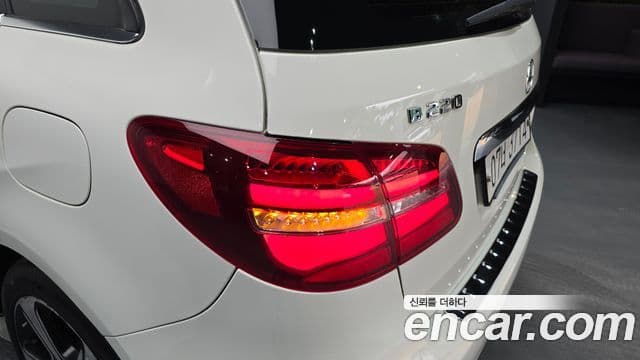 Mercedes-Benz B-Class 2018 — ფოტო 27/30