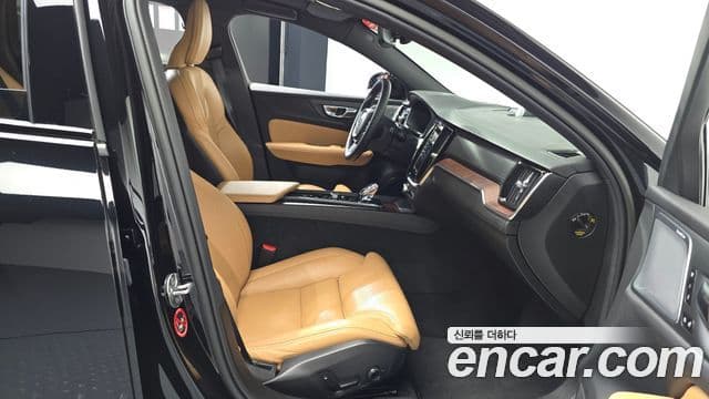 Volvo V60 Cross Country 2023 — Photo 3/34