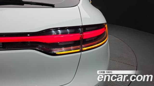 Porsche Macan 2023 — Photo 28/32