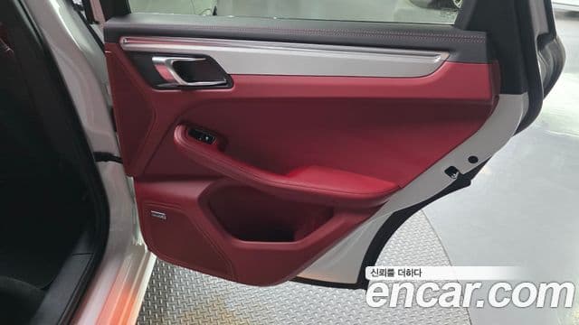 Porsche Macan 2023 — Photo 13/32