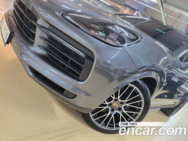 Porsche Cayenne 2020 — ფოტო 2/20