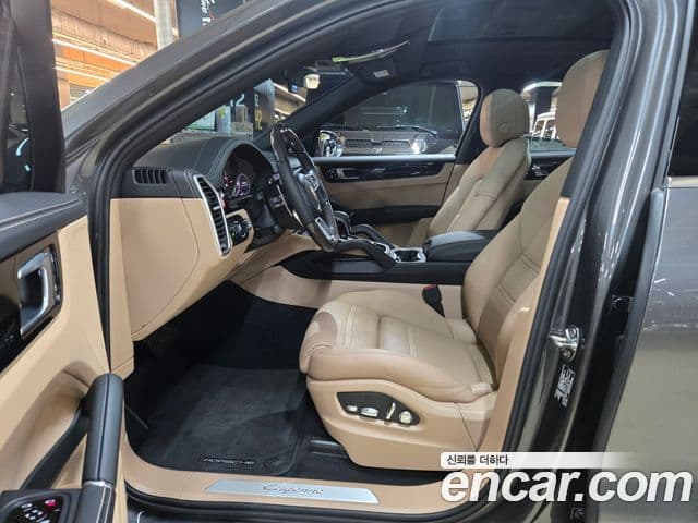Porsche Cayenne 2020 — ფოტო 7/20