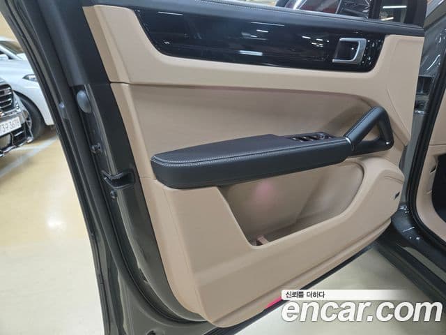Porsche Cayenne 2020 — ფოტო 14/20