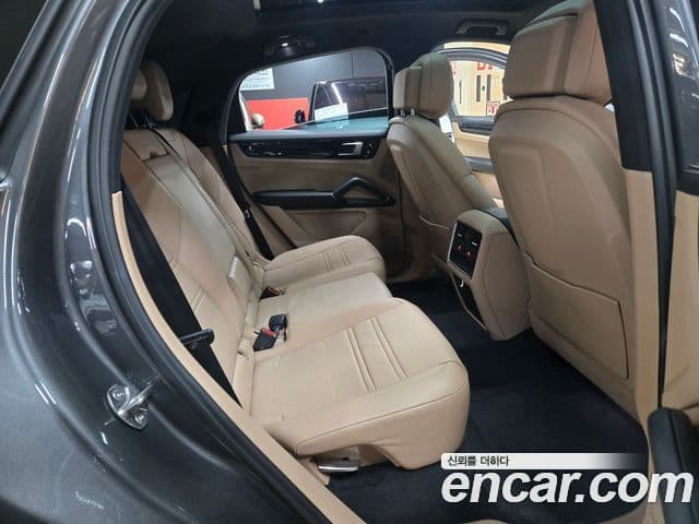 Porsche Cayenne 2020 — ფოტო 5/20