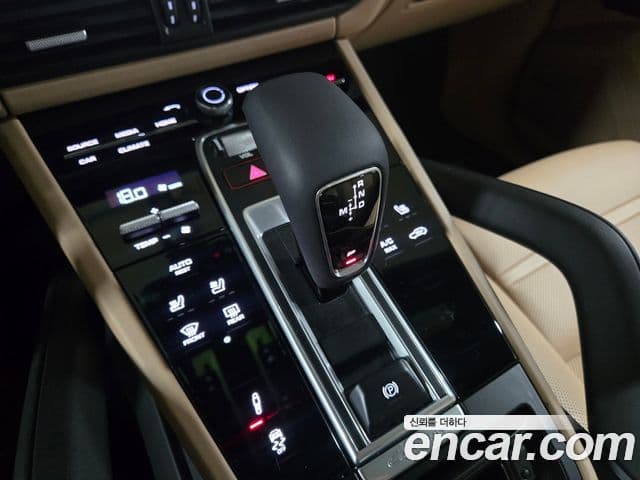 Porsche Cayenne 2020 — ფოტო 13/20