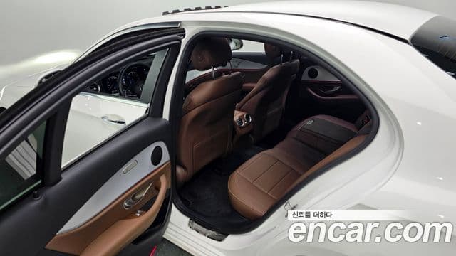 Mercedes-Benz E-Class 2021 — Фото 19/20