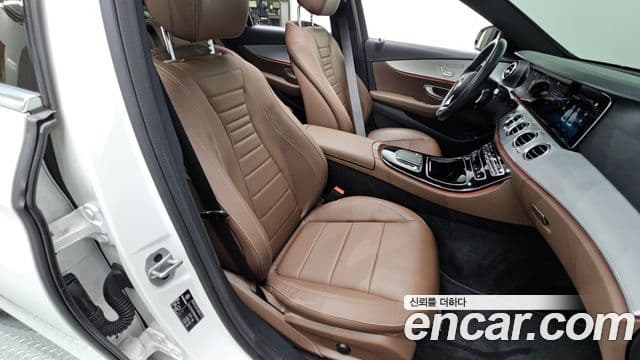 Mercedes-Benz E-Class 2021 — Фото 20/20