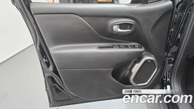 Jeep Renegade 2022 — Photo 2/33