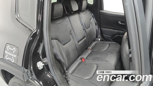 Jeep Renegade 2022 — Photo 8/33