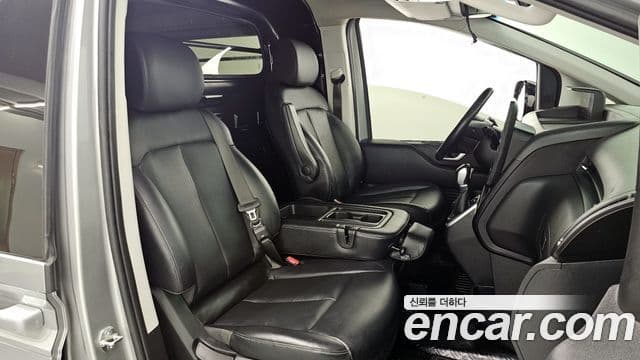 Hyundai Staria 2023 — Photo 8/31