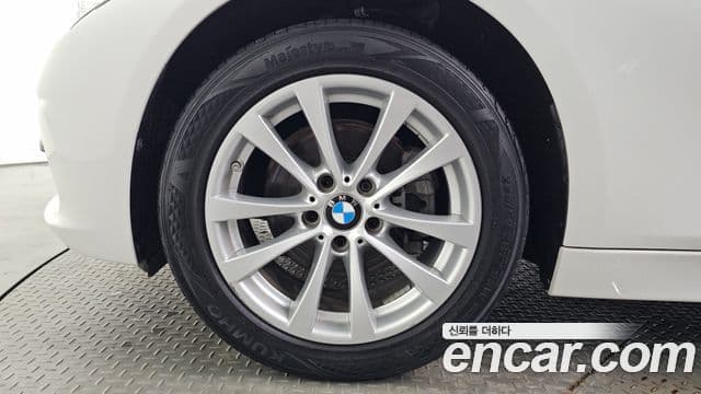 BMW 3 Series 2018 — Şəkil 26/32