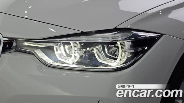 BMW 3 Series 2018 — Şəkil 24/32