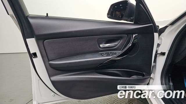 BMW 3 Series 2018 — Şəkil 23/32