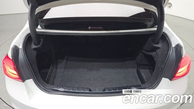 BMW 3 Series 2018 — Şəkil 29/32