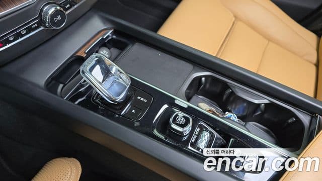 Volvo XC60 2021 — ფოტო 9/20