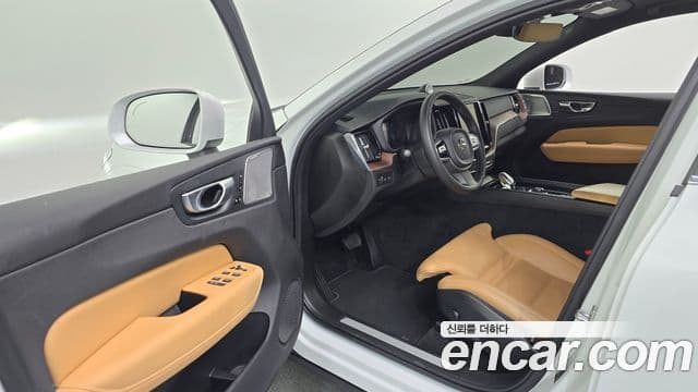 Volvo XC60 2021 — ფოტო 10/20
