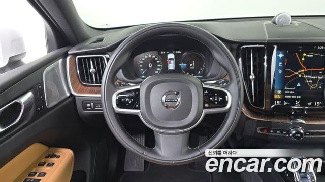 Volvo XC60 2021 — ფოტო 13/20