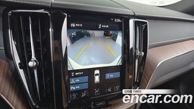 Volvo XC60 2021 — ფოტო 15/20