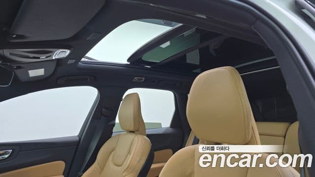 Volvo XC60 2021 — ფოტო 17/20