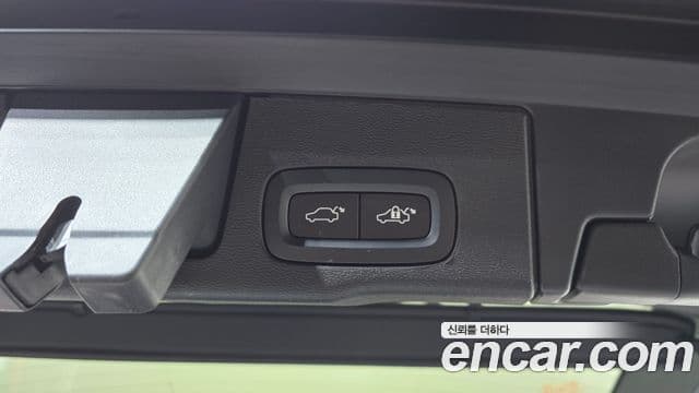 Volvo XC60 2021 — ფოტო 18/20
