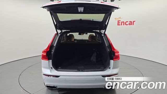 Volvo XC60 2021 — ფოტო 19/20