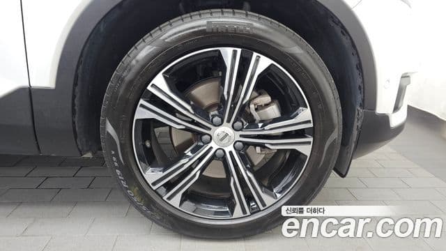 Volvo XC40 2020 — Photo 2/30