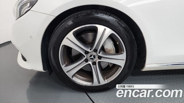 Mercedes-Benz E-Class 2018 — ფოტო 5/20