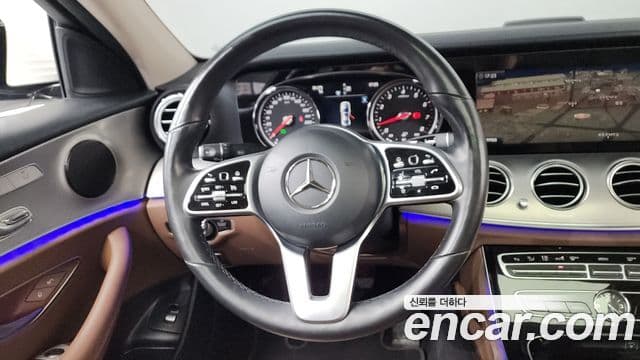 Mercedes-Benz E-Class 2018 — ფოტო 13/20