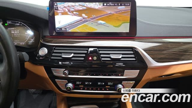 BMW 5 Series 2020 — ფოტო 13/20