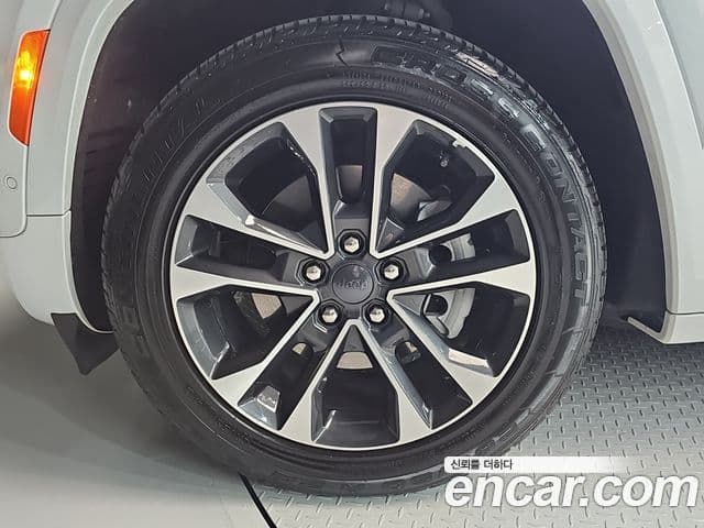 Jeep Grand Cherokee 2022 — ფოტო 4/20