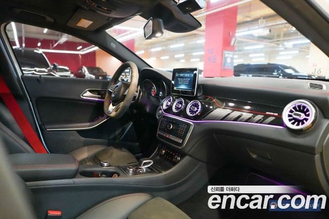 Mercedes-Benz GLA-Class 2018 — Şəkil 13/20