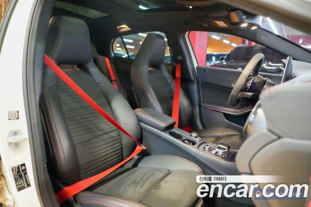 Mercedes-Benz GLA-Class 2018 — Şəkil 14/20