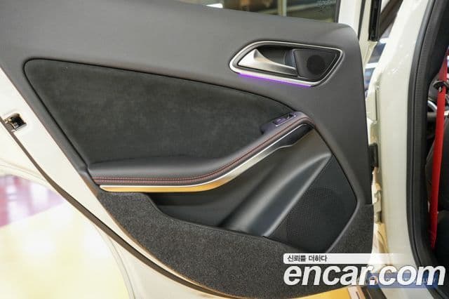 Mercedes-Benz GLA-Class 2018 — Şəkil 18/20