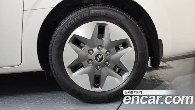 Hyundai Staria 2025 — Şəkil 28/34