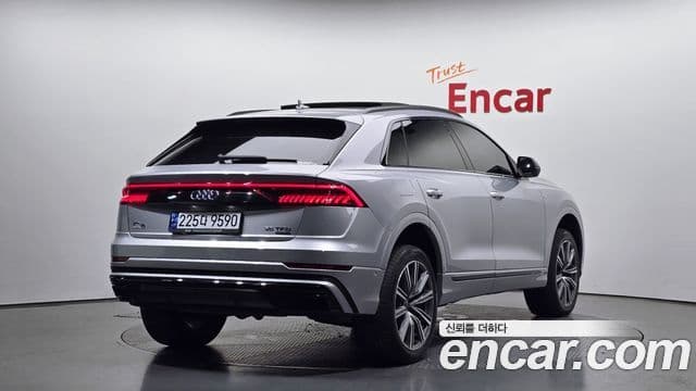 Audi Q7 2021 — ფოტო 2/20