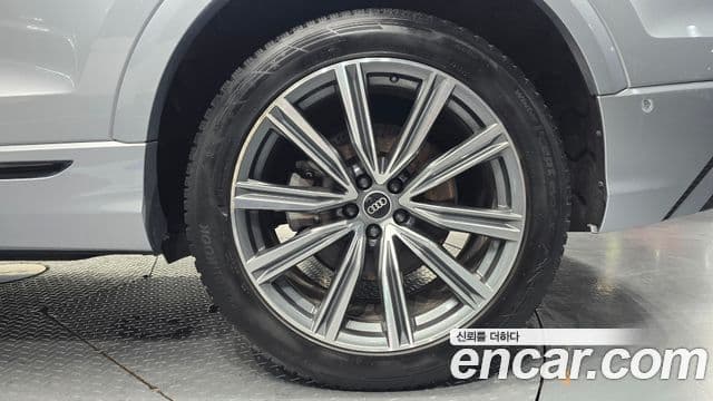 Audi Q8 2021 — Şəkil 27/32