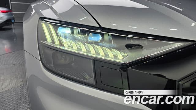 Audi Q8 2021 — Şəkil 19/32