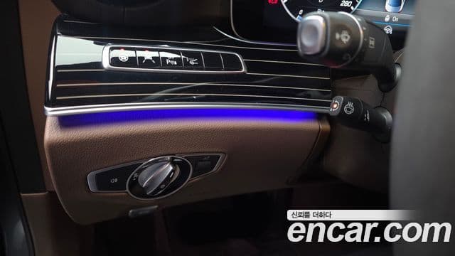 Mercedes-Benz E-Class 2020 — ფოტო 18/20