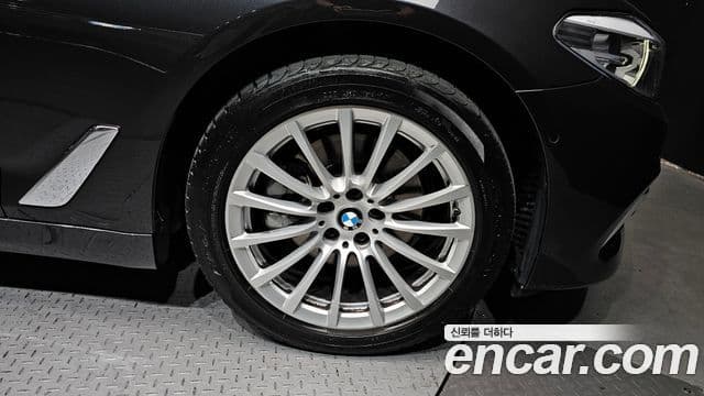 BMW 5 Series 2019 — Photo 26/31